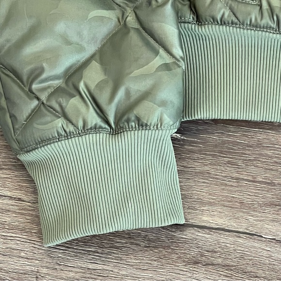 Alo Yoga Camo Quilted Down Puffer Bomber Jacket Full Zip Womens Size Small Green - Picture 2 of 7